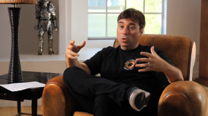 Bien installé dans son fauteuil, Chris Roberts nous explique le concept de Star Citizen, un shoot spatial sous forme de MMO, fortement inspiré de Star Wars.