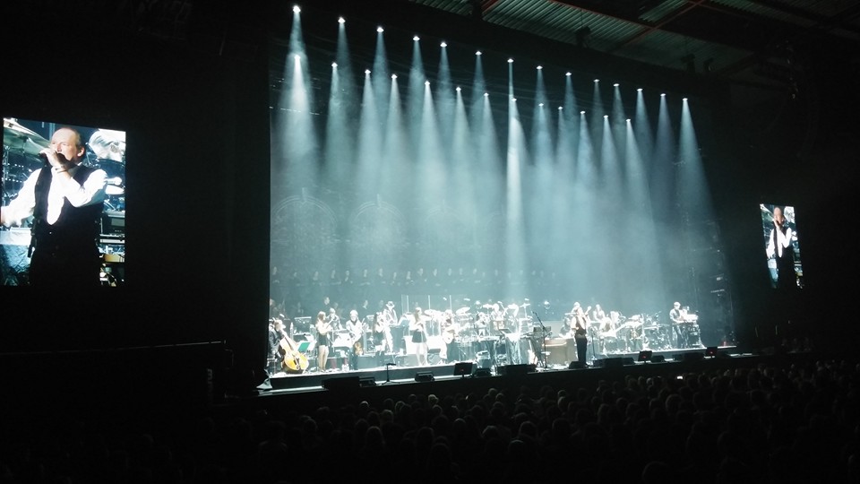 Régulièrement, à la fin d'un medley, Zimmer introduit avec quelques mots et une anecdote les morceaux qui vont suivre...