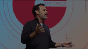 Tom Hanks présentant un TED talk. Enfin ils appellent ça un Dream Friday...