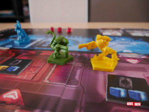 Lézard contre robot bizarre entre Pac-Man, un smiley et une machine à tuer.