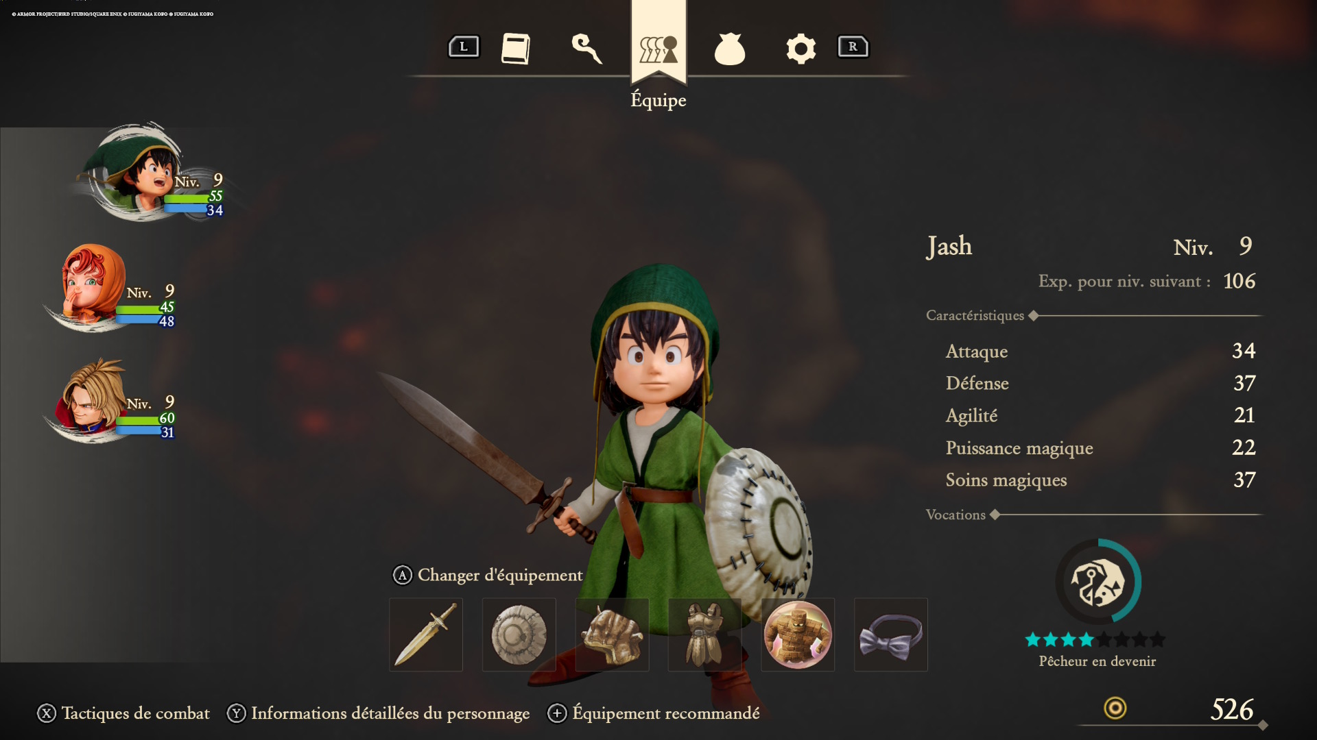 Le menu principal de DQVII Reimagined qui montre le héros de face dans sa tenue verte. Le menu montre l'équipement du personnage et permet de le modifier.