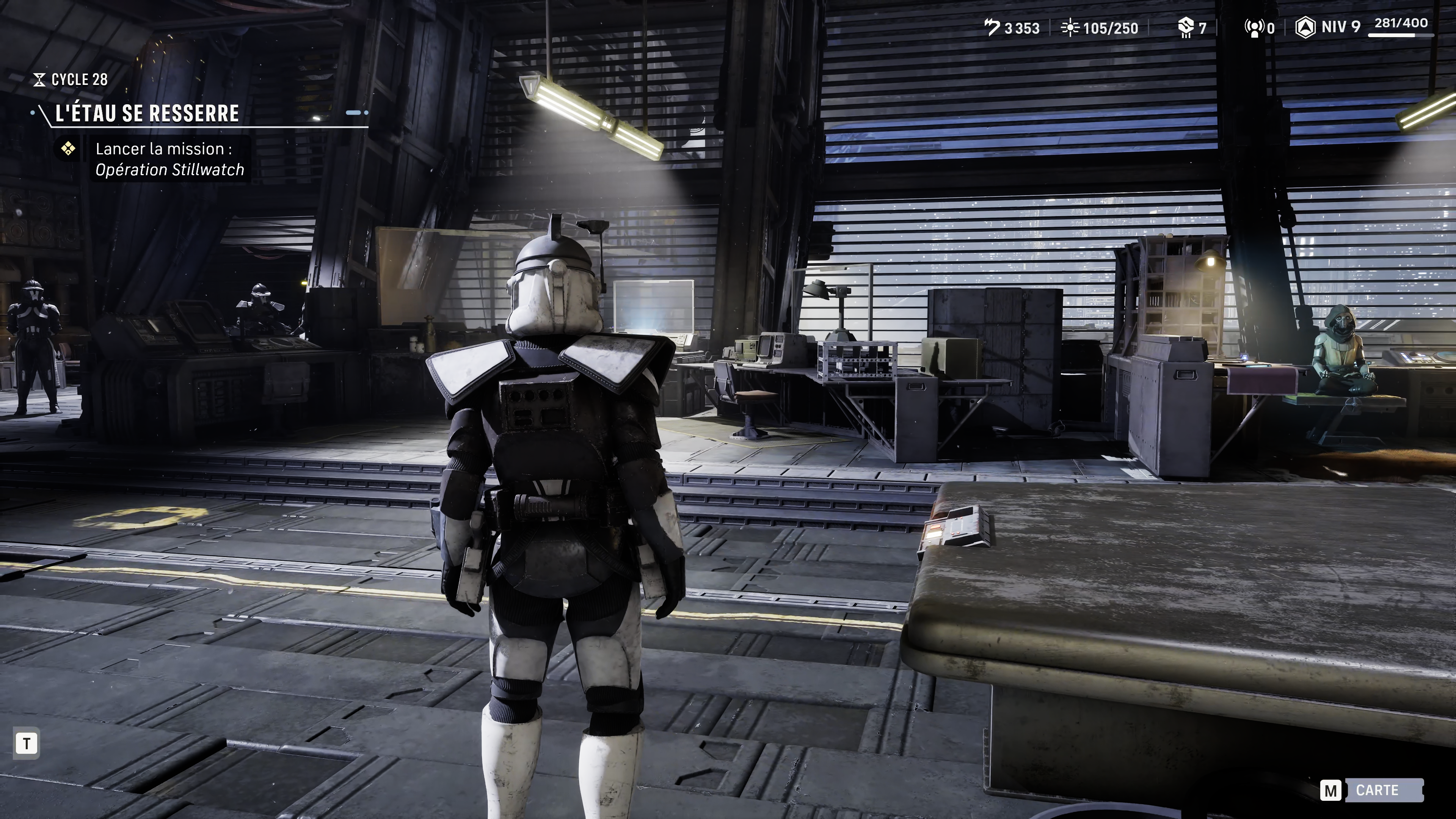 Capture de Star Wars Zero Company : le personnage joué, en armure de clone, vu de dos, parcourt librement la base de l'escouade. C'est un hangar sombre aux stores métalliques, où l'on aperçoit plusieurs membres de l'équipe.